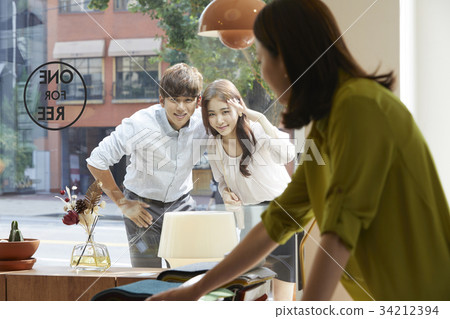 Furniture store, newlyweds, marriage preparation 34212394