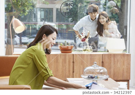 家具店,新婚夫婦,婚姻準備 家具店,新婚夫婦,婚姻準備 34212397