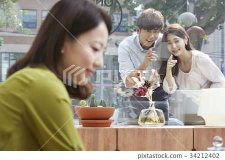 Furniture store, newlyweds, marriage preparation 34212402