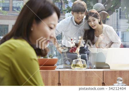 Furniture store, newlyweds, marriage preparation 34212404