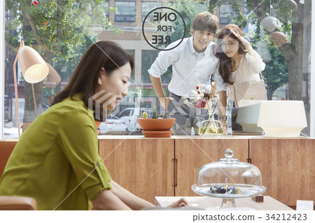 Furniture store, newlyweds, marriage preparation 34212423