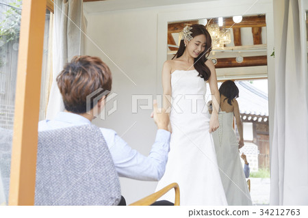 Wedding shop, wedding dress, newlyweds, marriage preparation 34212763