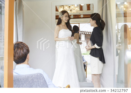 Wedding shop, wedding dress, wedding planner, newlyweds, marriage preparation 34212797