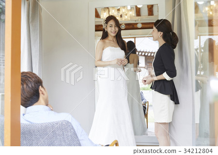 Wedding shop, wedding dress, wedding planner, newlyweds, marriage preparation 34212804