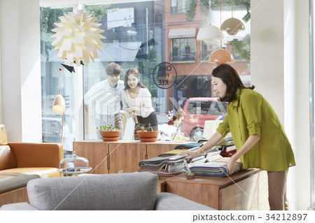 Furniture store, newlyweds, marriage preparation 34212897