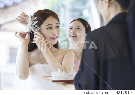 Wedding shop, wedding dress, wedding planner, newlyweds, marriage preparation 34212919