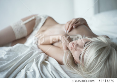 Sensual woman in bed 34213870