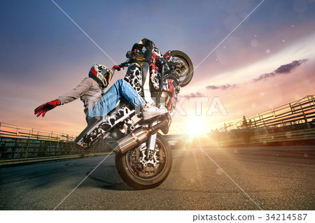 圖庫照片: moto rider making a stunt on his motorbike