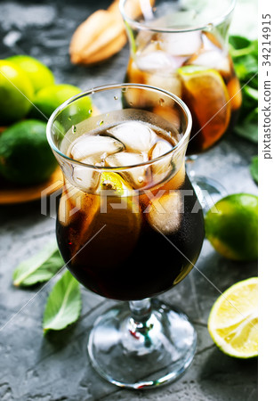 drink with limes 34214915