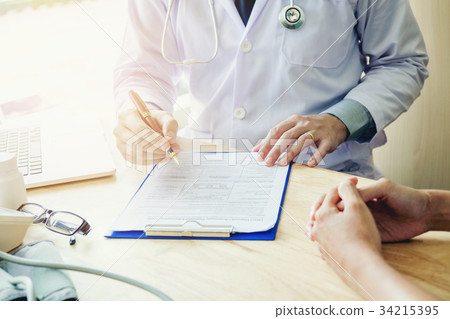 Doctors and patients sit and talk to the patient Doctors and patients sit and talk to the patient 34215395
