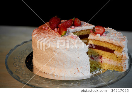 The pastry chef cut the cake. Strawberry yogurt 34217035