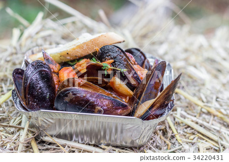 Mussels served with vegetables in foil box Mussels served with vegetables in foil box 34220431