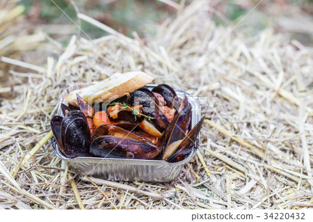 Mussels served with vegetables in foil box 34220432