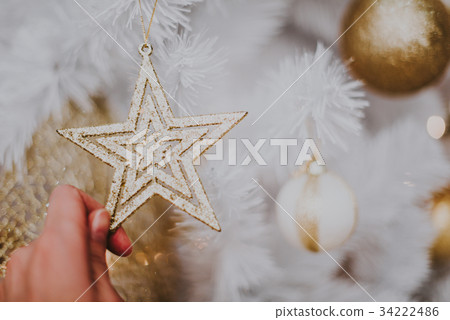 decorating christmas tree at home.  34222486