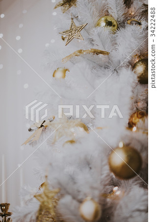 decorating christmas tree at home.  34222488