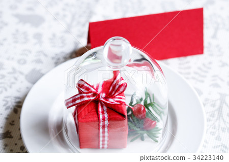 Seats and small gifts Seats and small gifts 34223140