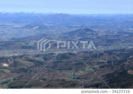 一個鋼塔在森林裡在岩岡縣盛岡市，看見從Himekamisan 34225316