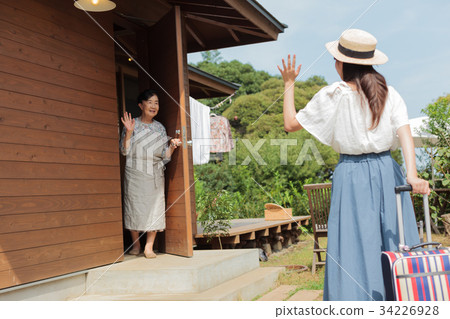 祖母孫子三代歸鄉 祖母孫子三代歸鄉 34226928