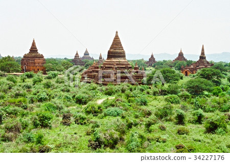 寶塔群在平原(Bagan /緬甸)森林覆蓋 寶塔群在平原(Bagan /緬甸)森林覆蓋 34227176