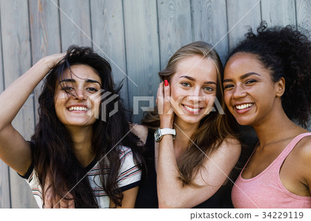 multiracial female friends having fun outdoors-圖庫