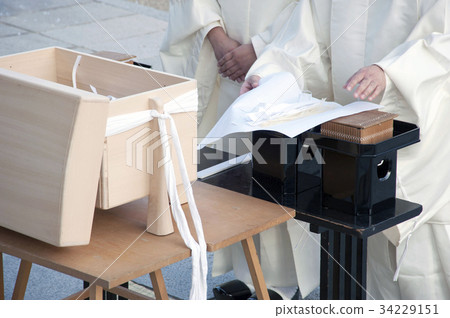 A priest who performs the deities of the circle festival of Harima Kokusosha 34229151