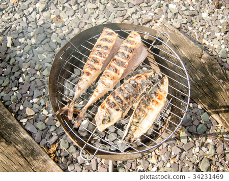 燒烤烤鯖魚用鹽燒焦和燒焦 34231469