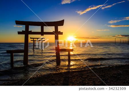 The dawn and sunrise of the sea torii 34232309