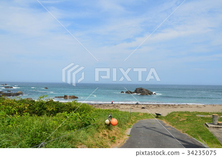 Road leading to the sea (Taneshi Coast / Aomori Prefecture Hachinohe City) 34235075