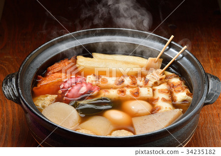 注意）蒸汽是修飾合成。 “標準菜Oden冬天在陶罐”圖像。蘿蔔，雞蛋，紅薯，牛肉條紋。 34235182