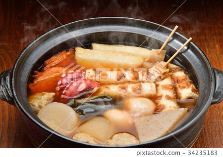 注意）蒸汽是修飾合成。 “標準菜Oden冬天在陶罐”圖像。蘿蔔，雞蛋，紅薯，牛肉條紋。 34235183