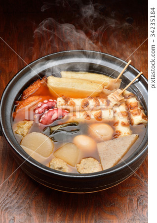 注意）蒸汽是修飾合成。 “標準菜Oden冬天在陶罐”圖像。蘿蔔，雞蛋，紅薯，牛肉條紋。 34235184