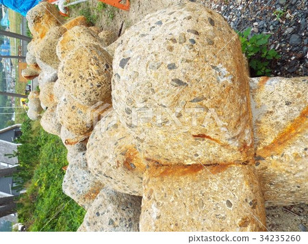 The revetment block which endured the waves finished the role 34235260
