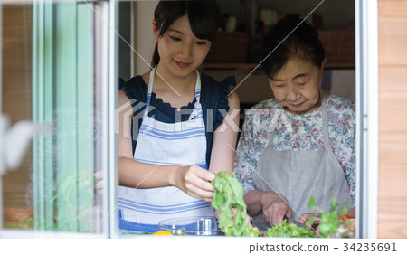 祖母孫子做飯 34235691