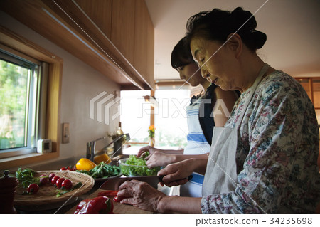 祖母孫子做飯 34235698