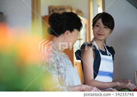 祖母孫子做飯 34235748