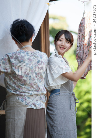 祖母孫子洗衣家務 祖母孫子洗衣家務 34237575