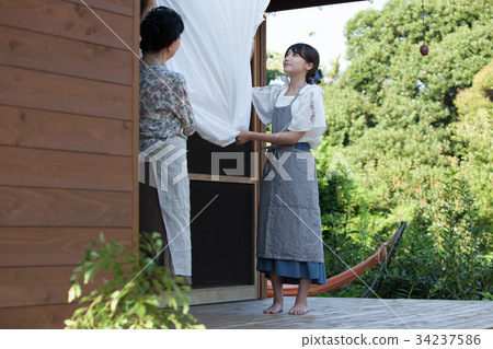 祖母孫子洗衣家務 34237586