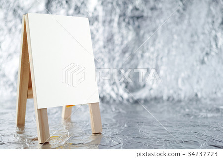 像招牌一樣的白闆對角複製空間皺紋的鋁箔背景 像招牌一樣的白闆對角複製空間皺紋的鋁箔背景 34237723