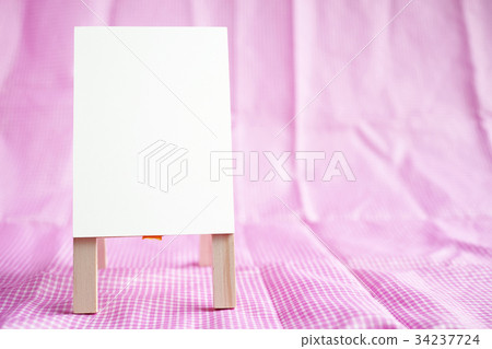 A形牌樣式whiteboard拷貝空間桃紅色布料背景 A形牌樣式whiteboard拷貝空間桃紅色布料背景 34237724