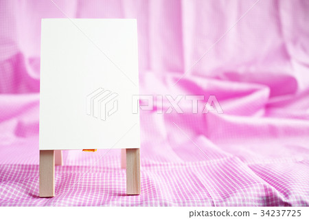 A形牌樣式whiteboard拷貝空間桃紅色布料背景 A形牌樣式whiteboard拷貝空間桃紅色布料背景 34237725