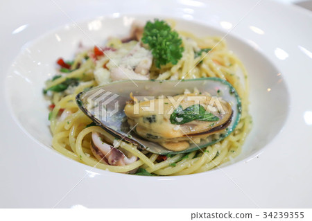 spaghetti or seafood spaghetti 34239355