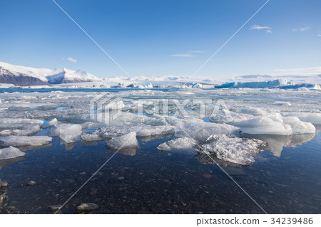 Ice breaking on winter lagoon, Iceland 34239486