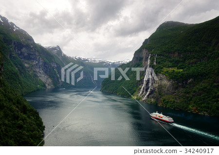 Breathtaking view of Sunnylvsfjorden fjord 34240917