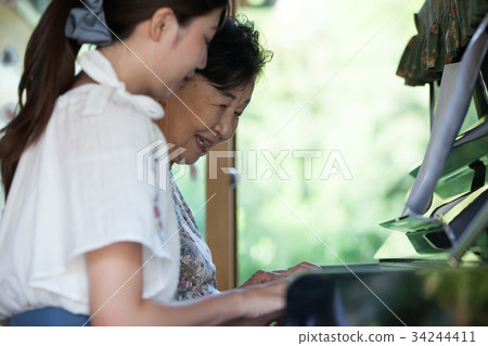 祖母孫子的愛好音樂 34244411