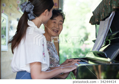 祖母孫子的愛好音樂 34244414