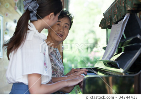 祖母孫子的愛好音樂 祖母孫子的愛好音樂 34244415
