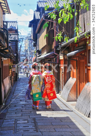 Gion Tatsumi Bridge And Maiko Stock Photo