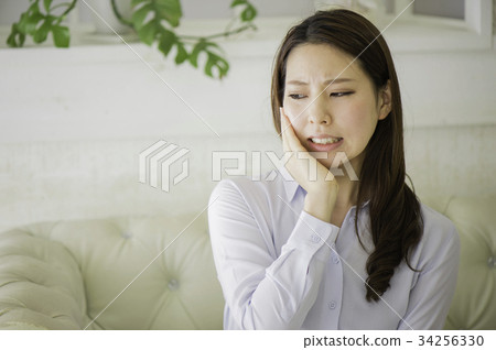 Woman with toothache Woman with toothache 34256330