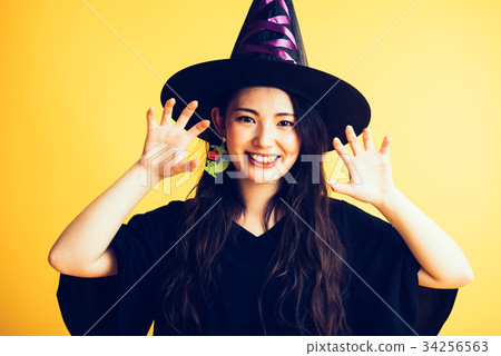 Halloween girl dressed as a witch 34256563