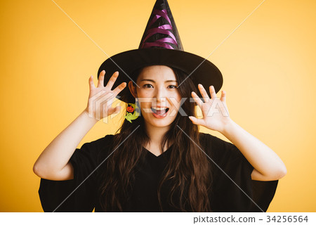 Halloween girl dressed as a witch 34256564
